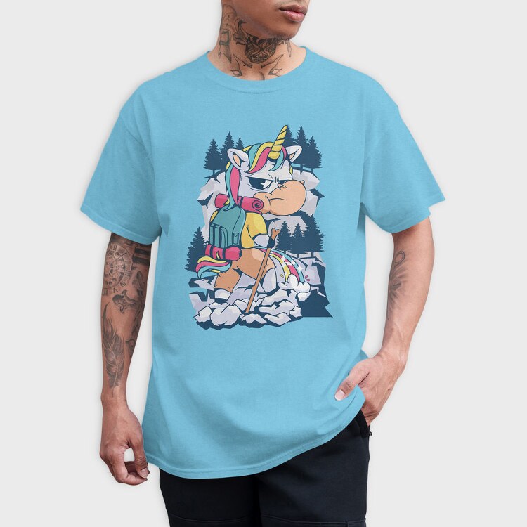Cartoon Unicorn Hiking Pee On Mountain, Tricou Barbati (Unisex)