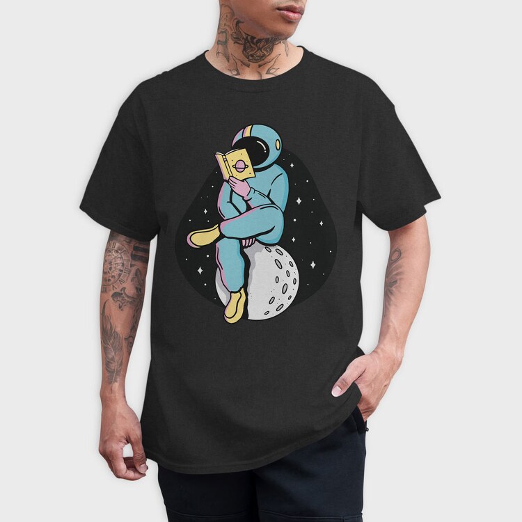 Astronaut Reading moon, Tricou Barbati (Unisex)